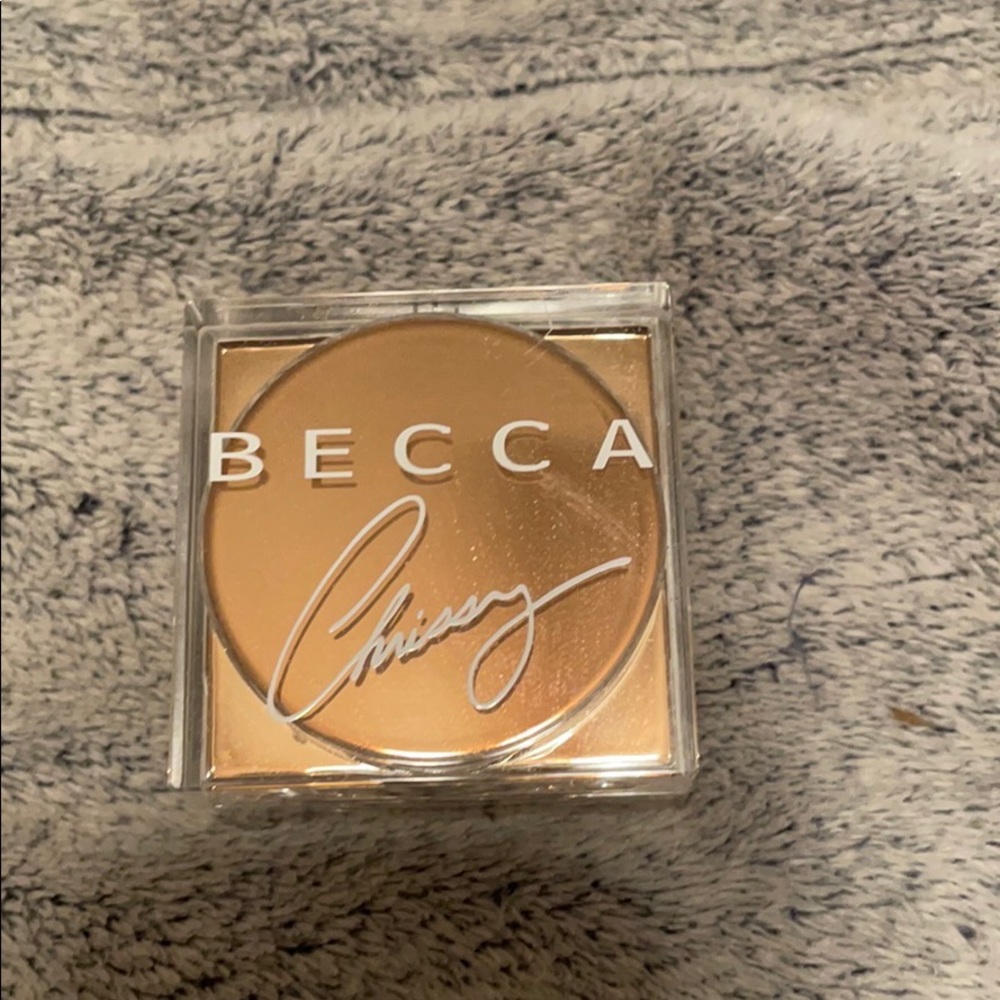 Becca x Chrissy loose highlighter